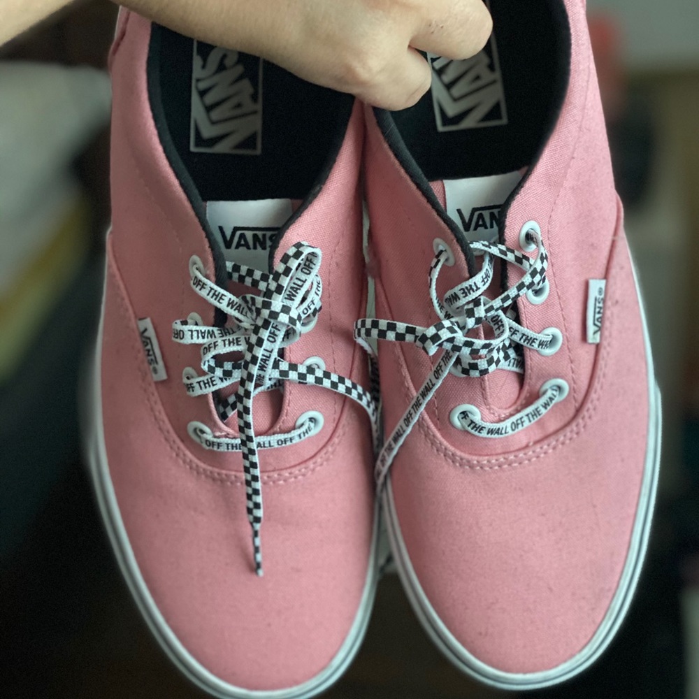 Size 9 pink vans brand new condition, never worn. Just don’t have box anymore.